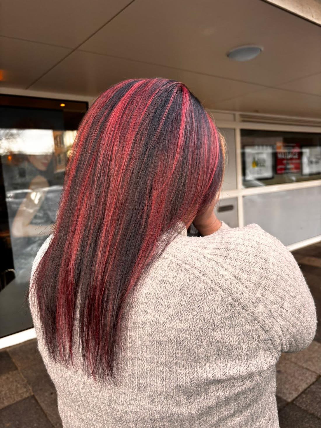 Donker haar met rode en roze plukken erdoorheen
