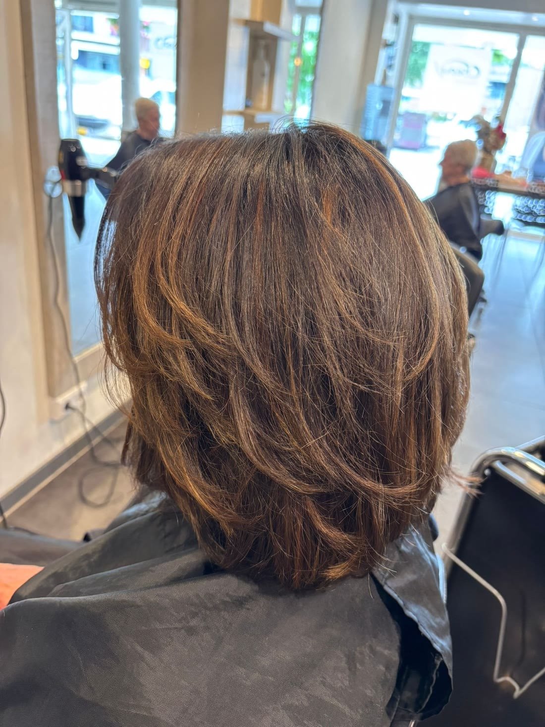 Bruine laagjescoupe, net geknipt in de stoel van de salon