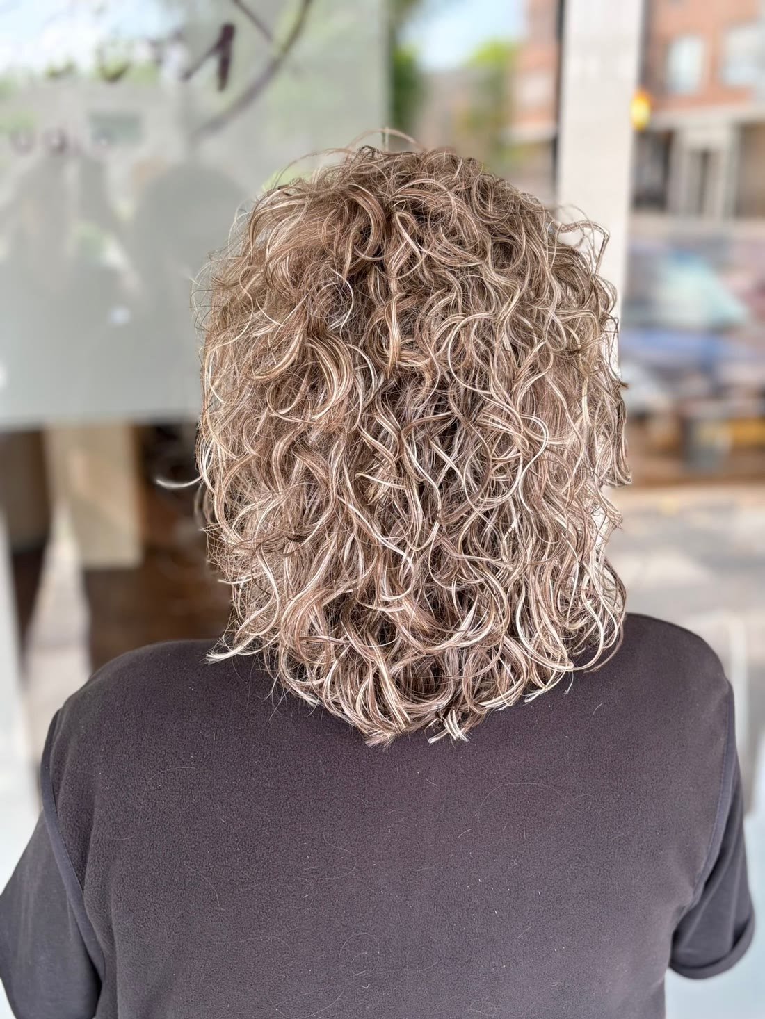 Blonde krullen na een permanent, van achteren gezien