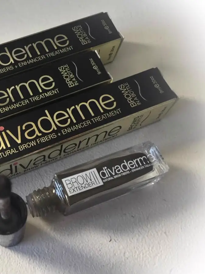Verpakkingen en applicator van de Divaderme Brow Extender in de salon