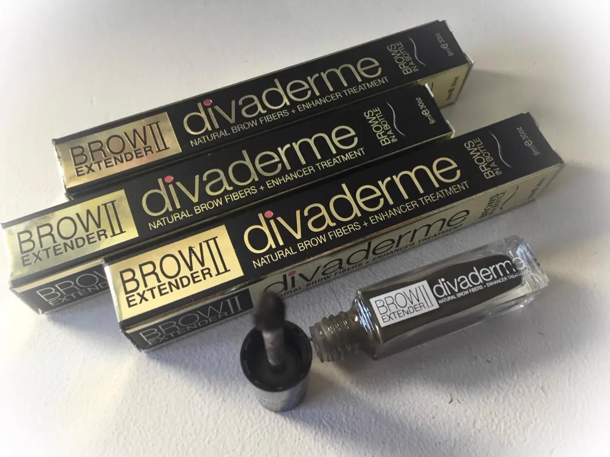 Verpakkingen en applicator van de Divaderme Brow Extender in de salon