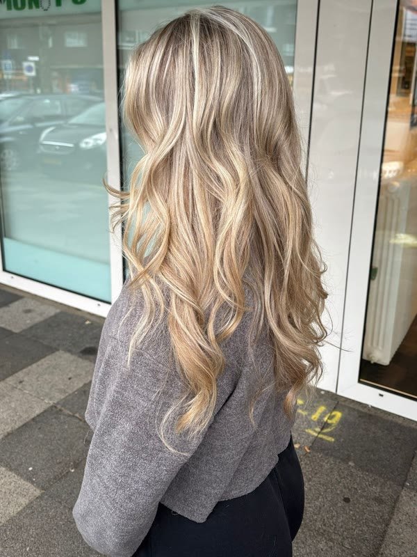Lange blonde balayage met zachte golven