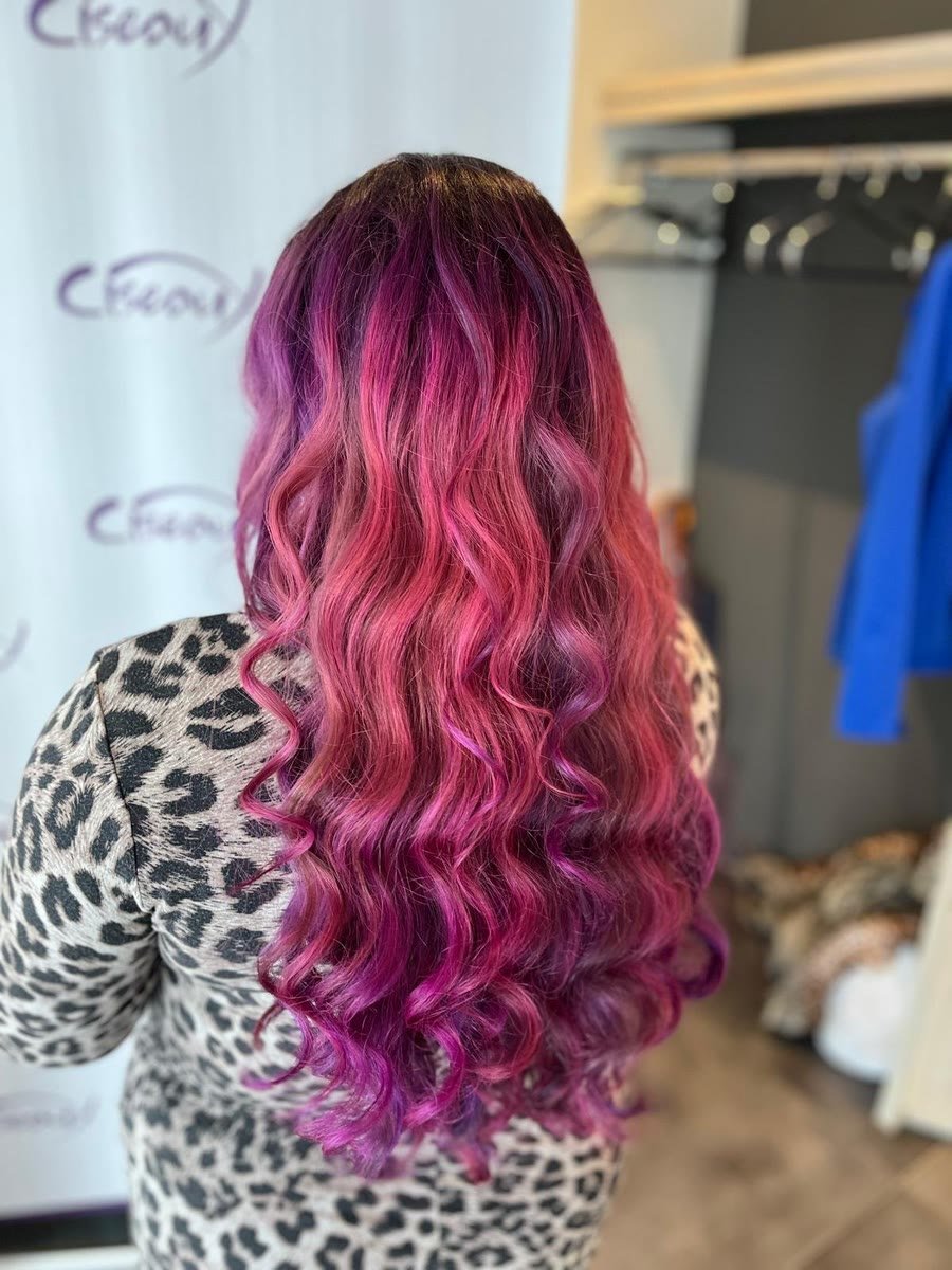 Magenta ombre-krullen voor de wand met het Ciseaux-logo