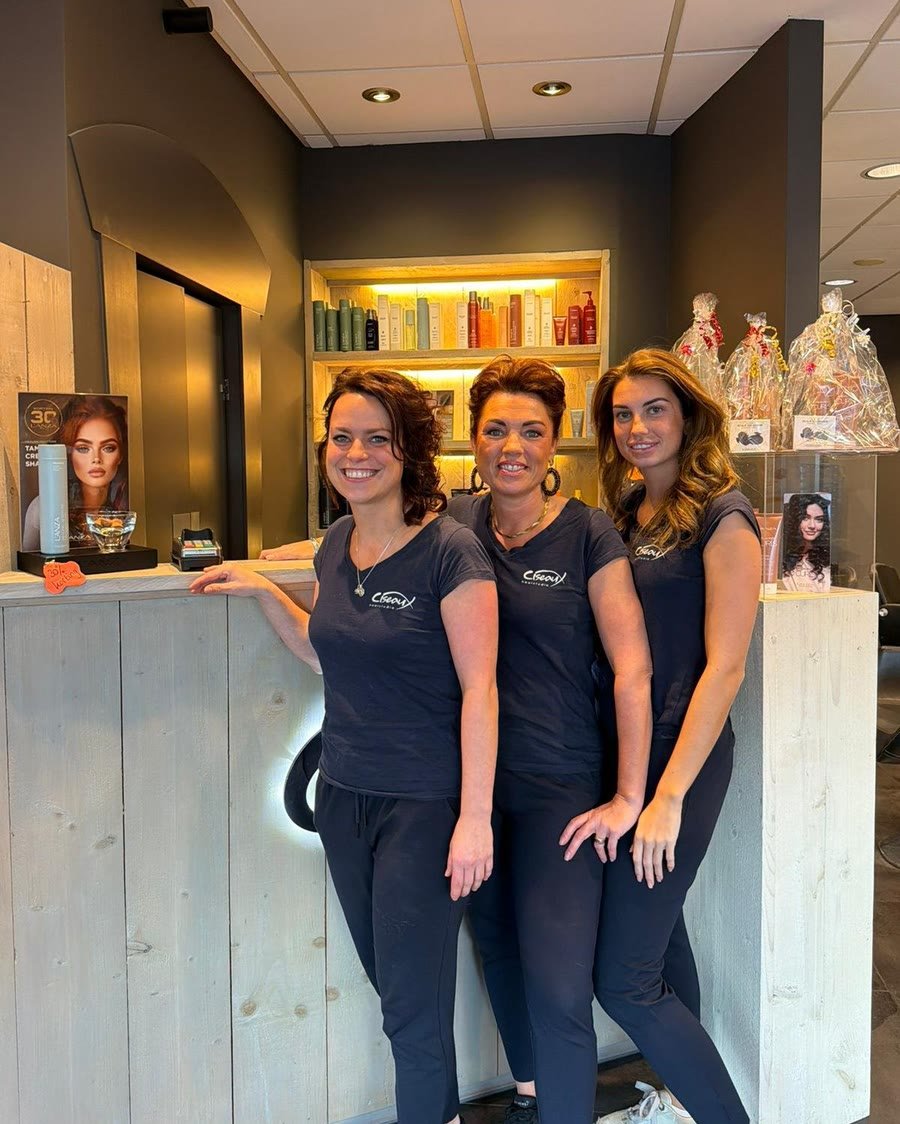 Wendy, Nicolle en Gwen samen achter de balie van Haarstudio Ciseaux