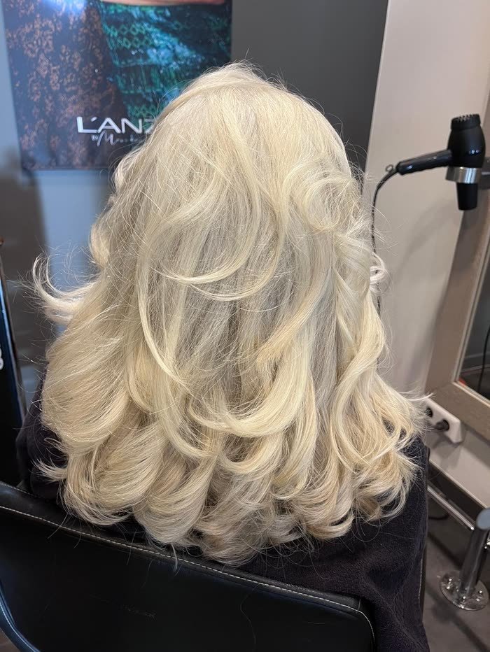 Platinablonde krullen, gedroogd onder de kap