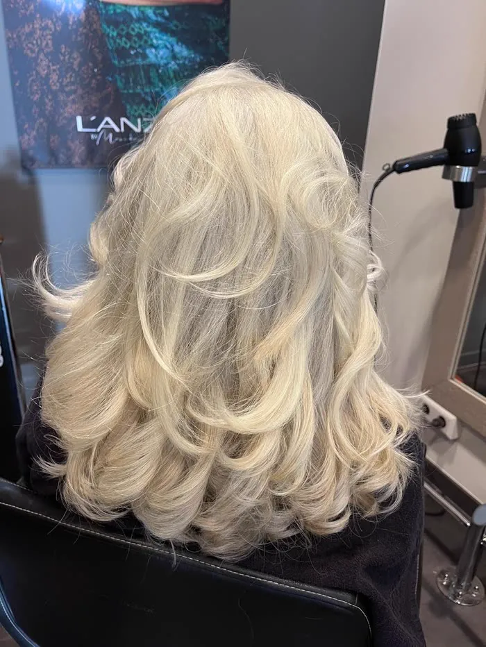 Platinablonde krullen, gedroogd onder de kap