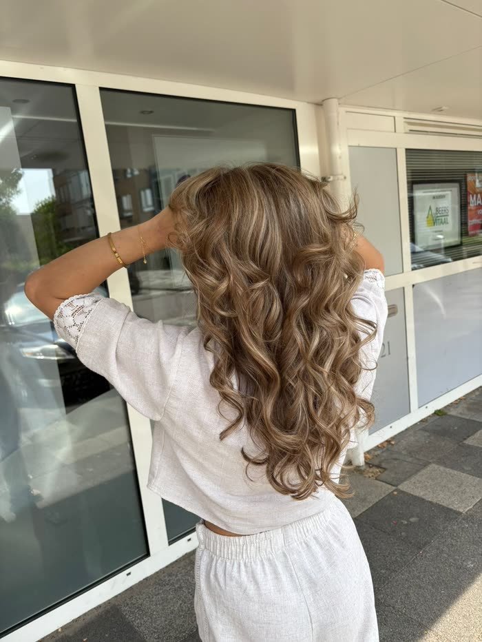 Bronde krullen van opzij, met zon erin