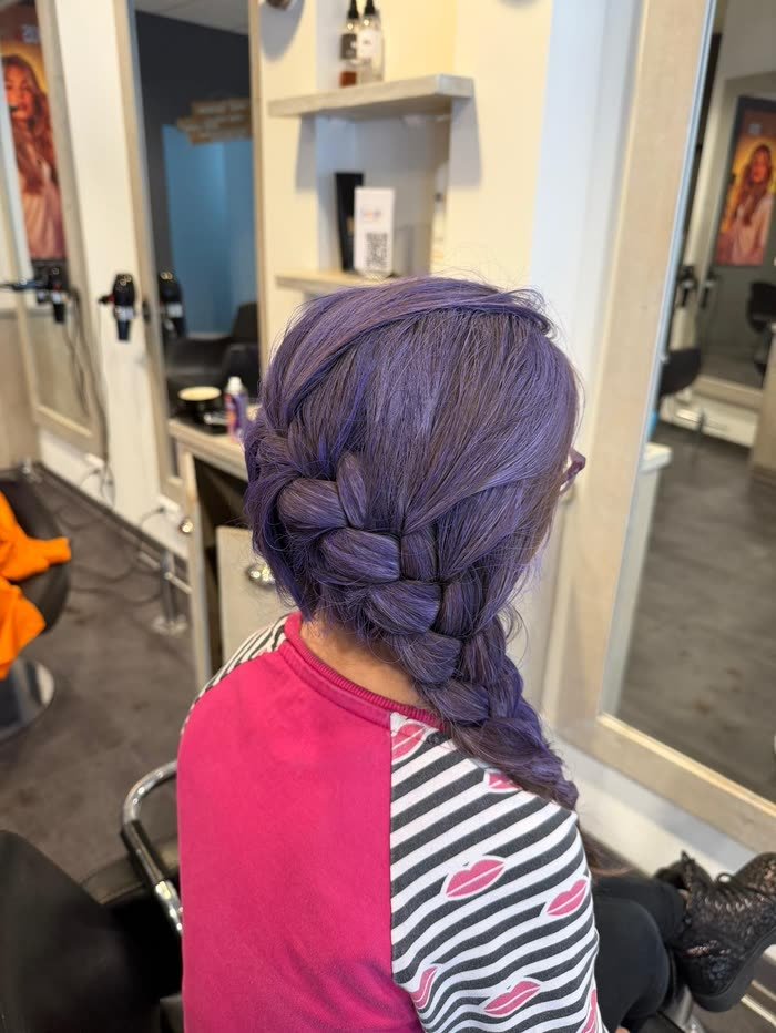 Paarse vlecht in kinderhaar, gevlochten in de salon