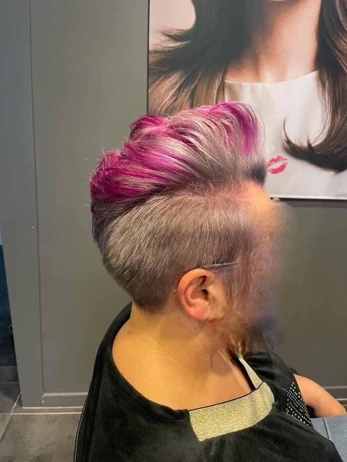 Opgeschoren zijkant met een felroze pluk bovenop