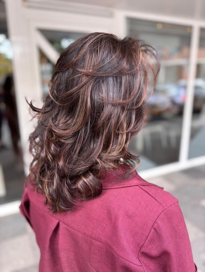 Mauve laagjes met krullen, van achteren gezien