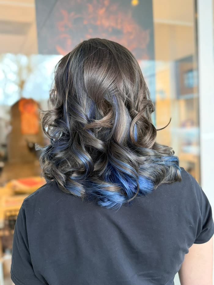Asgrijze krullen met blauwe lokken erdoorheen