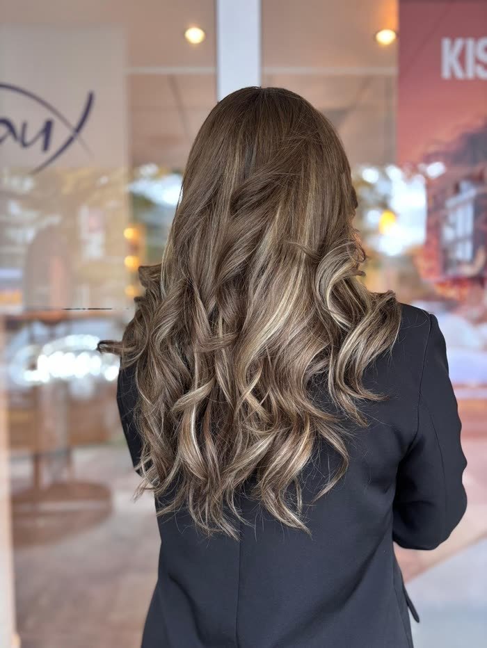 Asbruine balayage met golven tot op de rug