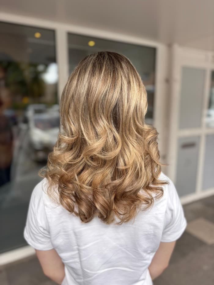 Blonde balayage met laagjes en krullende punten