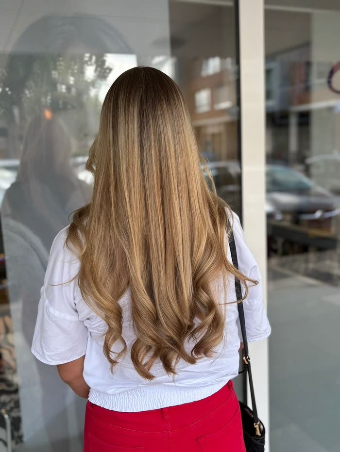 Lange blonde balayage, van steil naar krullend