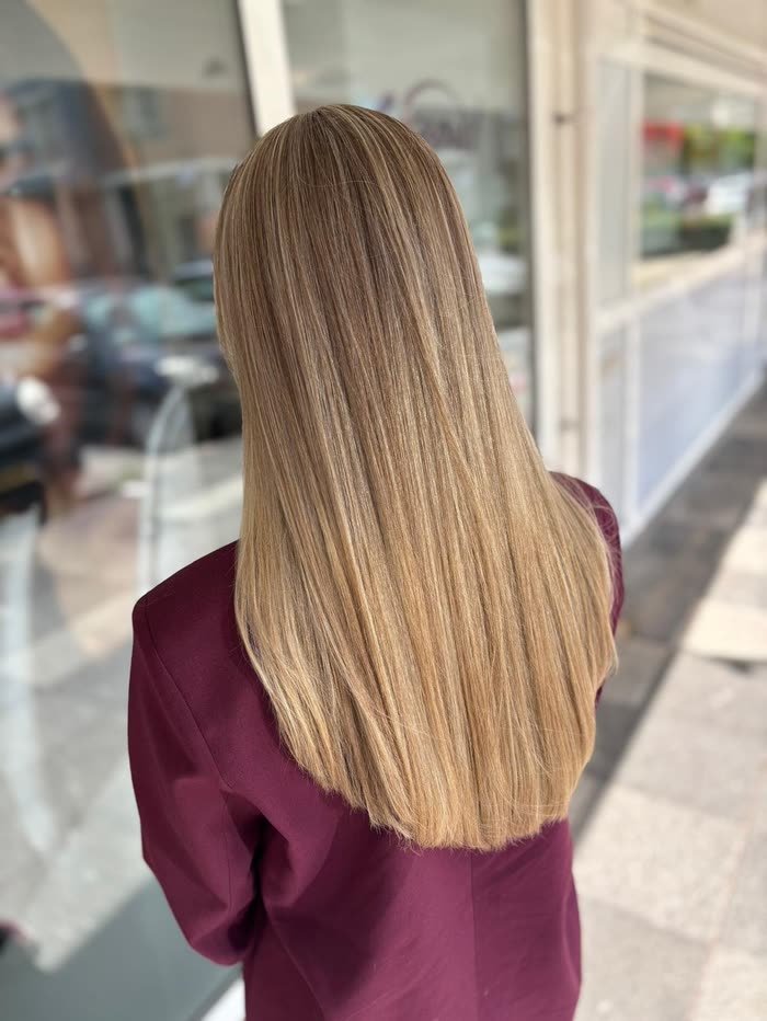 Lang steil blond haar met een zachte balayage