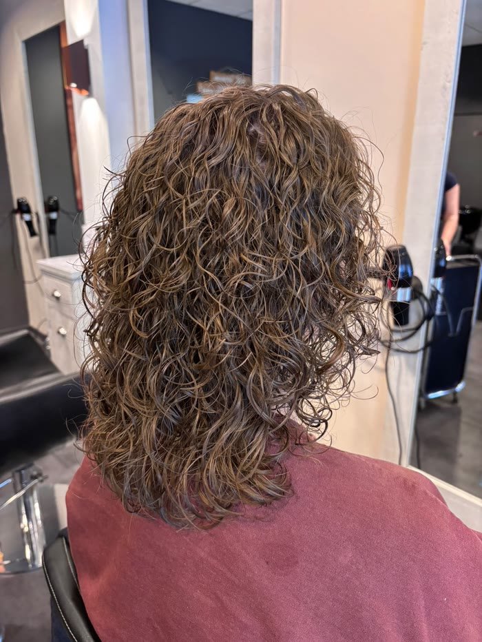 Bronde krullen met veel volume, na een behandeling in de salon
